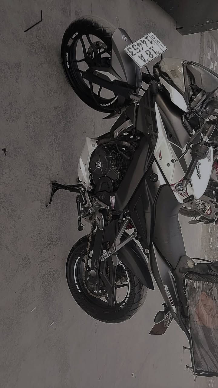 سلام عليكم  اخوان بولسار 200 NS
للبيع الدراجه مرقمة واتساب. ***********
وحياكم الله
