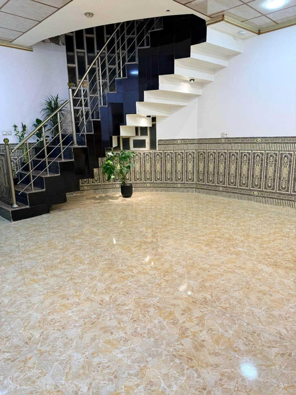 🏡 منزل للبيع | مزارع زيونة – جمعية أم الربيعين

📍 مقابل مديرية المرور

🔹 المساحة: 200م²
🔹 الواجهة: 10م
🔹 البناء: طابق ونصف

✅ 4 غرف واسعة
✅ استقبال واسع + هولين
✅ مطبخ (حار وبارد)
✅ 3 حمامات/تواليت

✨ الطابق الثاني منفذ بشكل ممتاز ويحتاج فقط إلى بعض التشطيبات النهائية، لتكمله حسب ذوقك.

📞 للاستفسار والمعاينة:
***********
***********

نعرض العقار كما هو… والقرار إلك.
