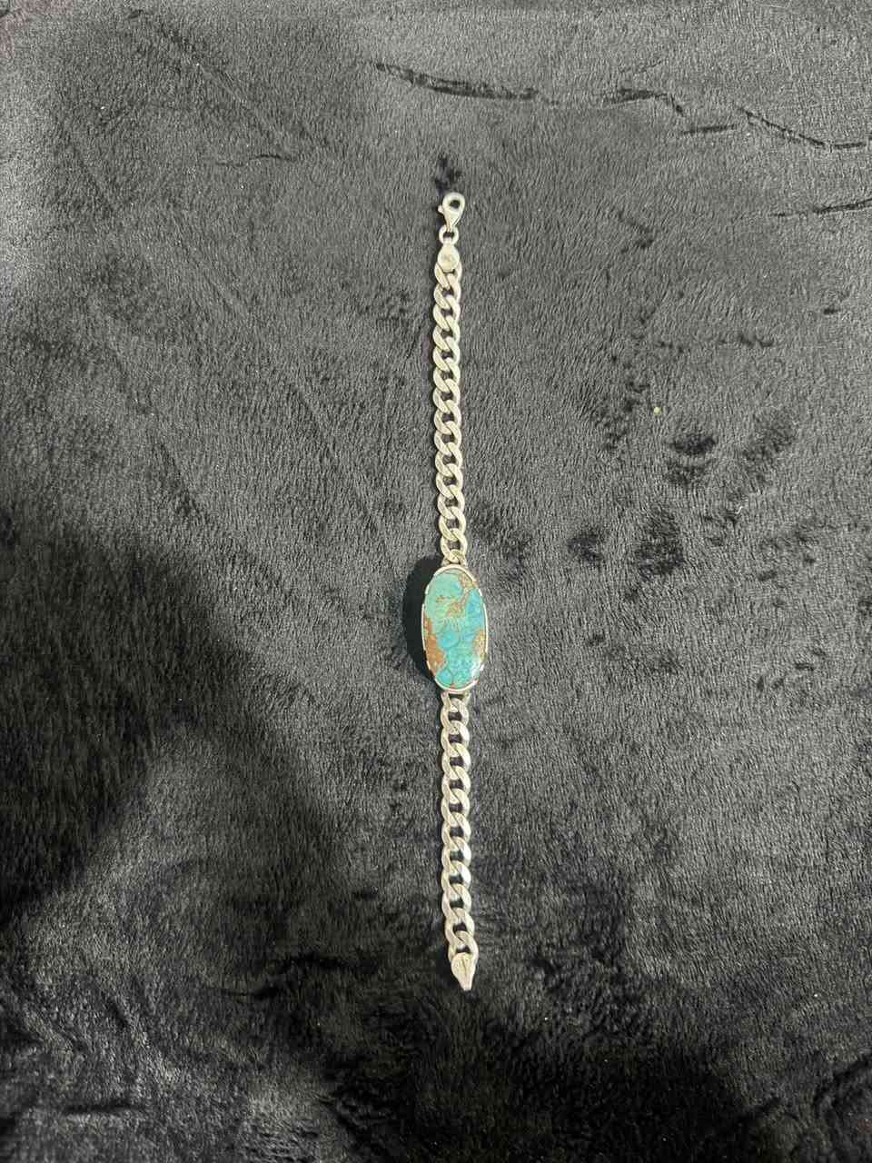 سوار كارتير حجر فيروزي نيشابوري
وزنه 28 غرام سعر القطه 125 الف 
مدينه الصدر 
***********
