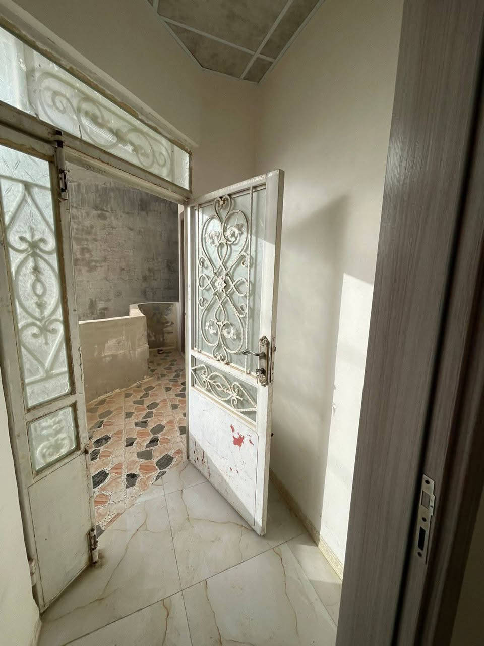 بيت للايجار طابق ثاني ركن درج خارجي معزول مساحة البيت 220 م غرفة نوم 4×5 استقبال 4×6 هول داخلي 4×4 غرفة في السطح 4×5 سطح كبير مجمع صحيات معزول الماء والكهرباء على صاحب البيت ايجار البيت 275 قفل الموقع كركوك الواسطي قرب أسواق انور هاتف *********** أبو شاهين
