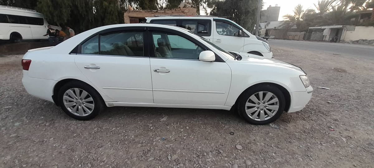 السلام عليكم سوناتا للبيع موديل ٢٠٠٧ محدثة ٢٠١٠ محرك ٦ بيها ثلاث قطع صبغ وقطعه تبديل بلادي السونار مرفق مع الصور رقمها ديالى سعرها ٩٨ وبيها مجال بسيط مكان بعقوبة العبارة  رقم الهاتف ***********
