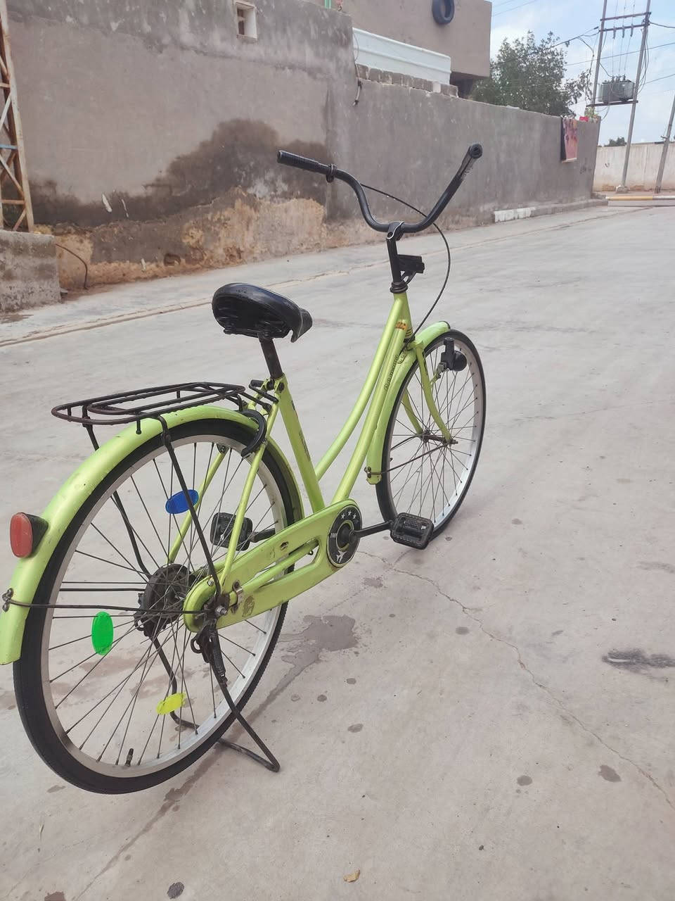 السلام عليكم باسكل للبيع لون تفاحي حجم 26 المكان واسط نعمانيه نضافة 💯 السعر خاص او ***********
