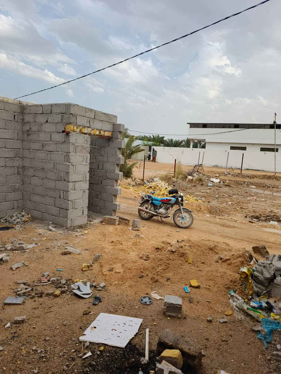 بسم الله الرحمن الرحيم
عرصه هيكل مساحة 100 الصور كدامكم 
للبيع بلوك درجه اولى أساس طابوك 
الخريطه كلش حلوه وبنيان درجه اولى 
الغرفه جبيره الصاله المكشوفة المطبخ 
متواجد ع هذا الرقم واتساب ***********
