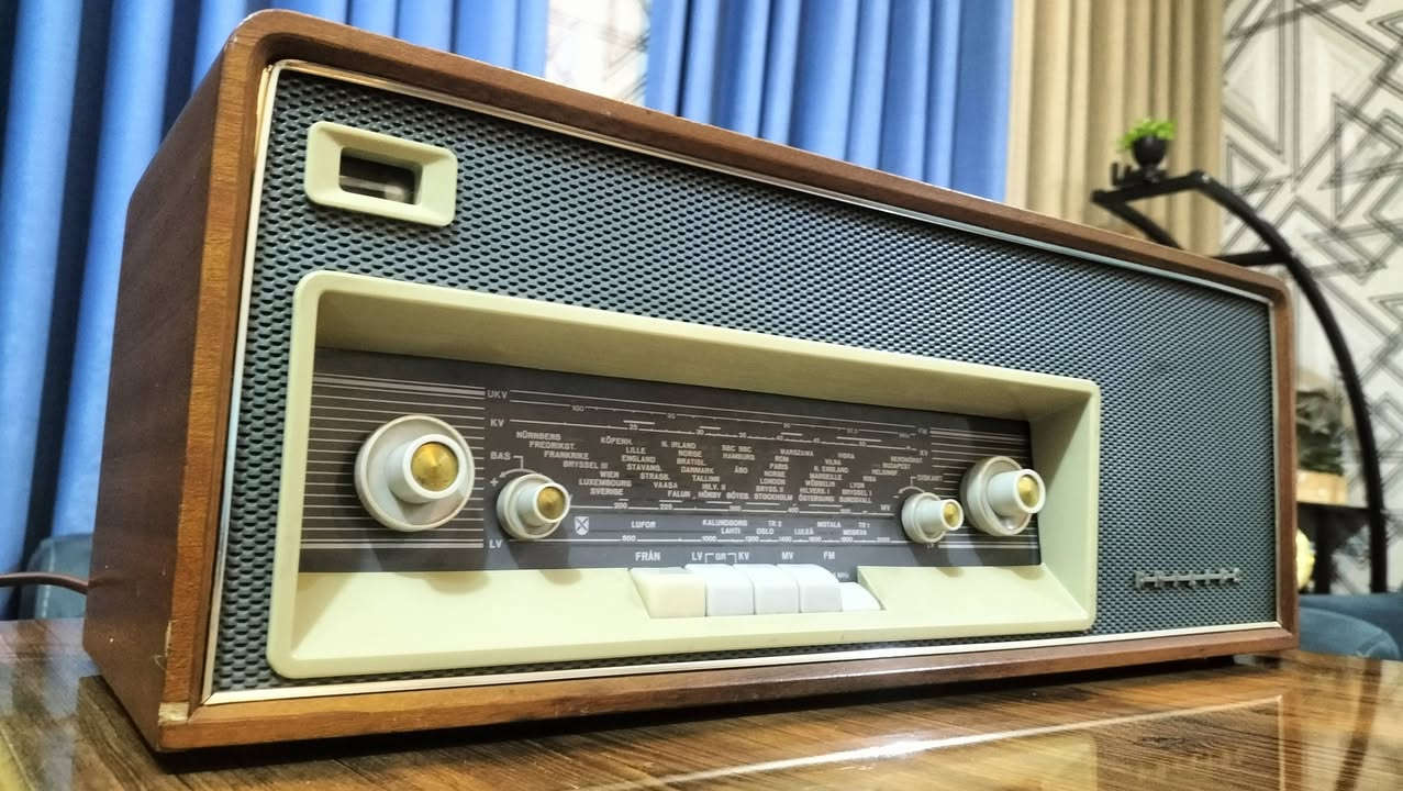 راديو فيلبس انتيكا لمبات انتاج نهاية الخمسينات مصنوع من الخشب وواجهة معدنية زيتونية نادرة جدا ضمن اصدارات هذه الشركة. يلتقط موجات FM وبقية الموجات المتوسطة والقصيرة وذو صوت ستيريو دافئ.
الحالة ممتازة. عرض الجهاز ٥٠ سنتيمتر وطول وعمق ٢٠ سنتيمتر.
الجهاز يعمل بكفاءة كما معروض في الفيديو المرفق، وبسعر ٢١٠ الف، ويتوفر توصيل بتغليف محترف إلى كل المحافظات.


**إذا كنت صاحب هذا الإعلان وتريد حذفه لأي سبب، رجاءا أرسل رسالة إلى الدعم الفني**