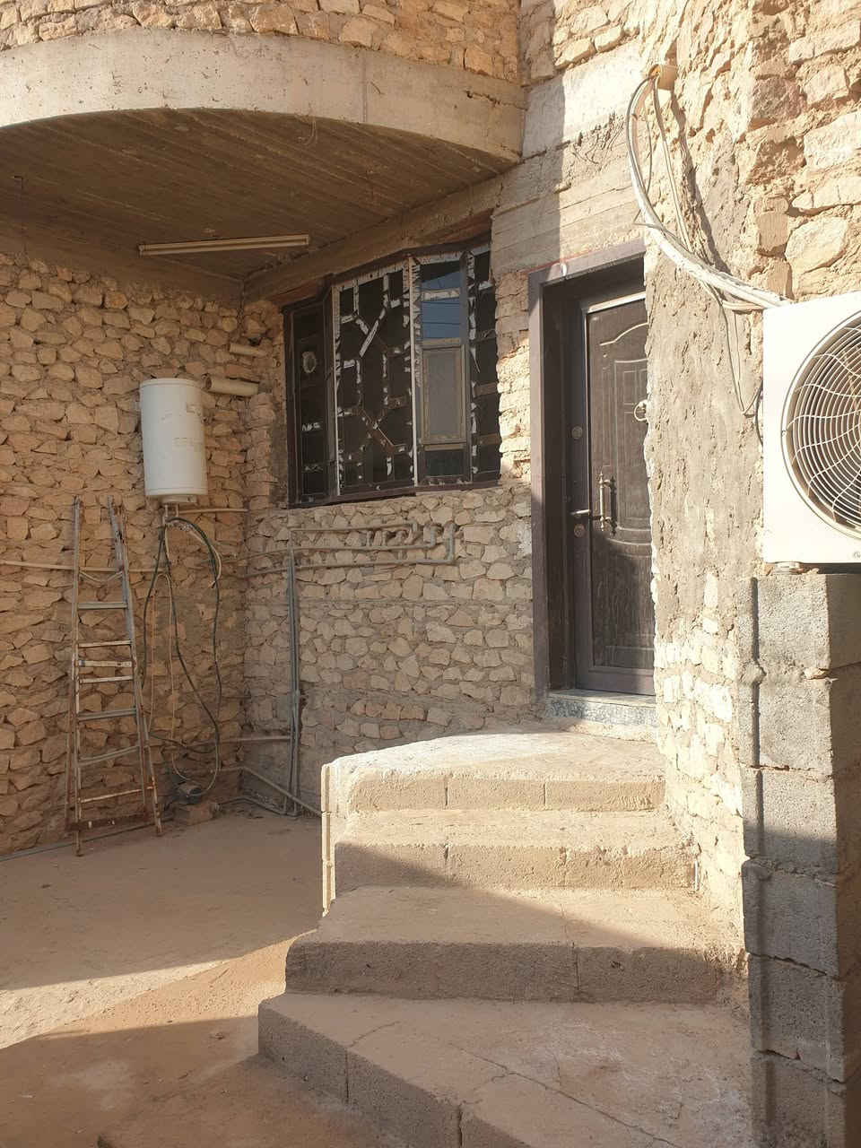 للبيع مشتملات عدد 2 مساحة كل مشتمل 225م 
كل مشتمل يتكون من 4 غرف نوم واستقبال ومطبخ وصالة وصحيات داخليه الأرضية سيراميك والجدران السعر على الخاص مكتب عقارات الصفا الانبار قضاء حديثة الحي العسكري قرب منفذ النواعير 07823019+90
***********
