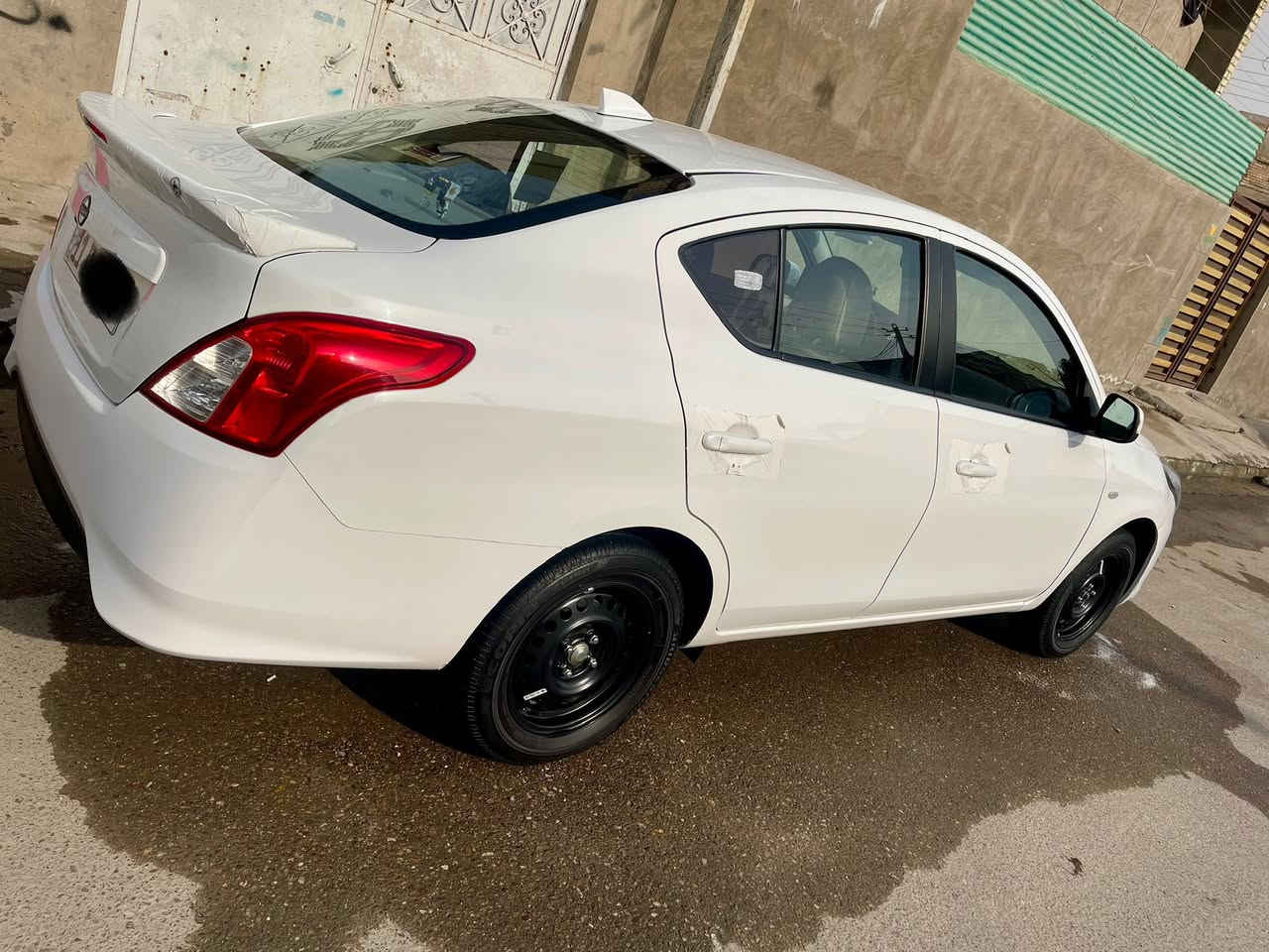 السلام عليكم للبيع نيسان سني هندي 2024
رقم بغداد سنويه جديده تنتهي ب2030 
تريد تحويل تريد وكاله اني حاضر 
ضمان شركه السور 100 الف كيلو او 3 سنوات 
السياره بأسمي اني مطلعها من الشركه 
ماشيه السياره 14 الف و700 وقابل للزياده 
السياره مدوشمه ارضيه جلد ثقيل سمك 2 ملم +ارضيه صندوق
وكشنات مدوشمه جلد ثقيل 
ارضيات جلد 
السياره حلوه ونضيفه ربع متصرف عليها 
السياره على ايدي مامشتغله تكسي 
معدات السياره كامله 
( معدات+ ويل كاب + هوك سحب + سبير منازل)
سعر 123  وبيها مجال شي بسيط  
سونار السياره موجود بالصور موضح 👇

اي استفسار اتصل 
رقم ***********
مكاني بغداد مدينه الصدر
