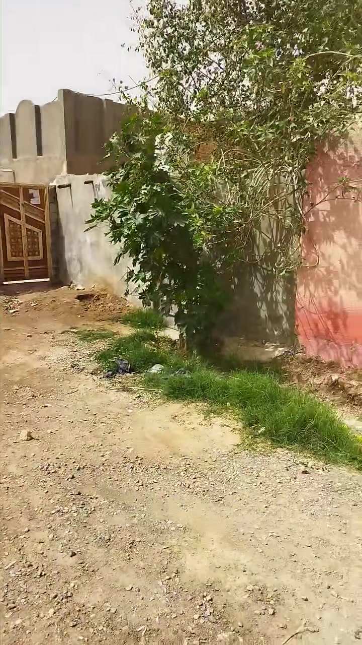 السلام عليكم بيت طابو صرف للبيع مساحة ١٠٠ مربع في حي الامير  بناء قديم قرب جامع شيخ محسن السعر ٣٩ وبيه مجال او مراوس بقطعه بالتوزيع الجديد وينطي فرق  ***********
