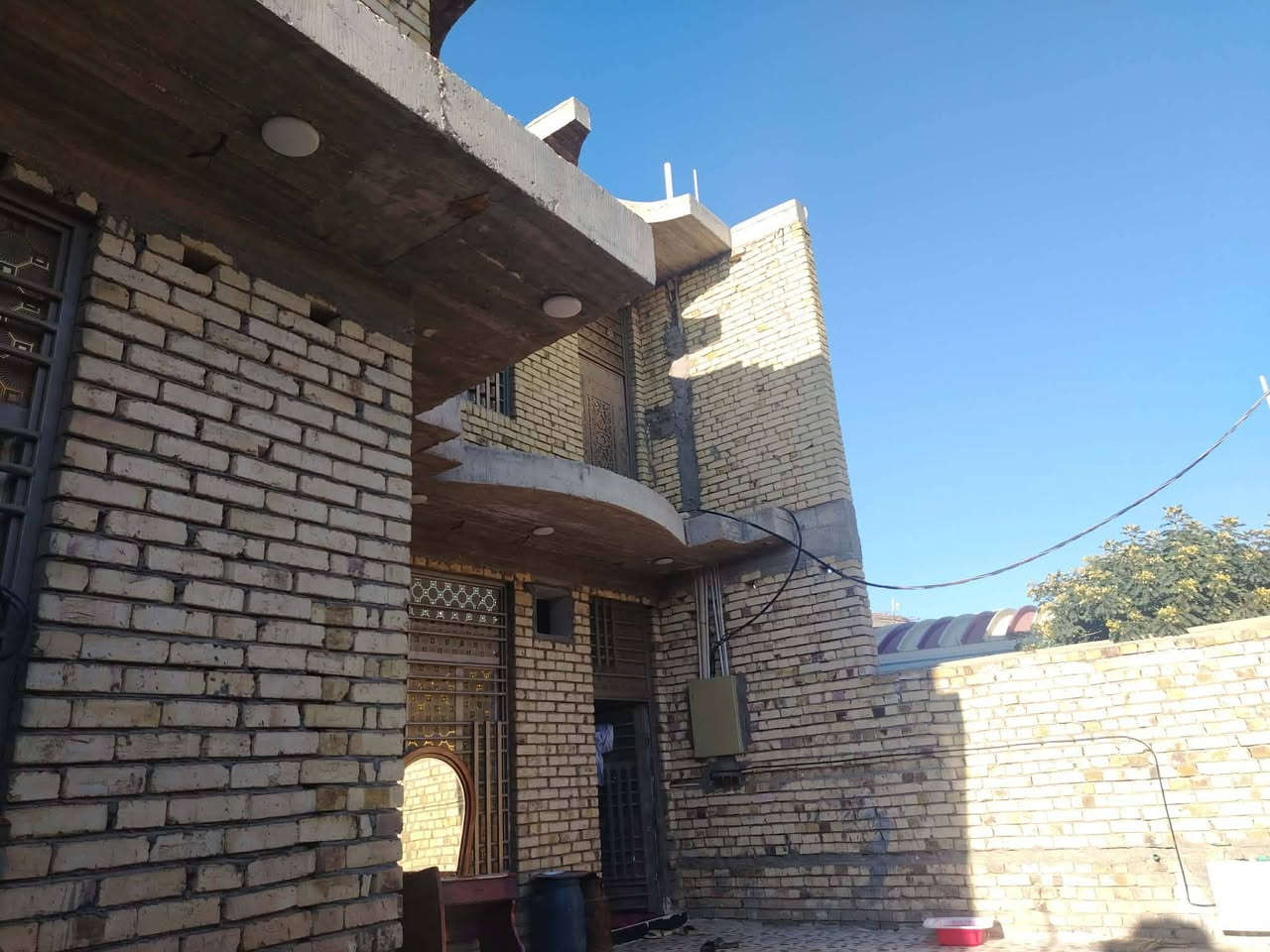 دار للبيع حي الحكيم  كوت علطريق عماره بصره العام خدمات مجاري دفن ريسيه وشارع صب  ونت ضويي منطقه مخدومه البيت طابقين ٢٥٠م الاول ٣غرف مع صالتين و٢مناور ومطبخ وديوانيه وحمامات داخليه وخارجيه الطابق الثاني نفس الحاله بس بدون كاشي كامل  سعره 110 مليون وبي مجال 
حي الحكيم شارع الوايليه يبعد عن الشارع ١٠٠م


**إذا كنت صاحب هذا الإعلان وتريد حذفه لأي سبب، رجاءا أرسل رسالة إلى الدعم الفني**