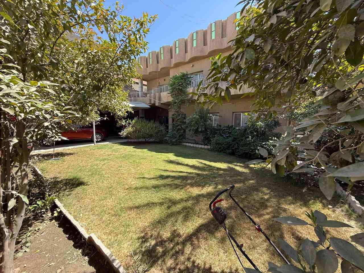 السلام عليكم 
بيت للايجار ...يصلح روضه أو مجمع طبي او مكتب او مؤسسه حكوميه 
مساحه الدار 400م الموقع الكرامه قرب بقاليه الفهنراوي شارع الكرامه 
اي استفسار او الاتصال على الرقم *********** واتساب @إشارة
