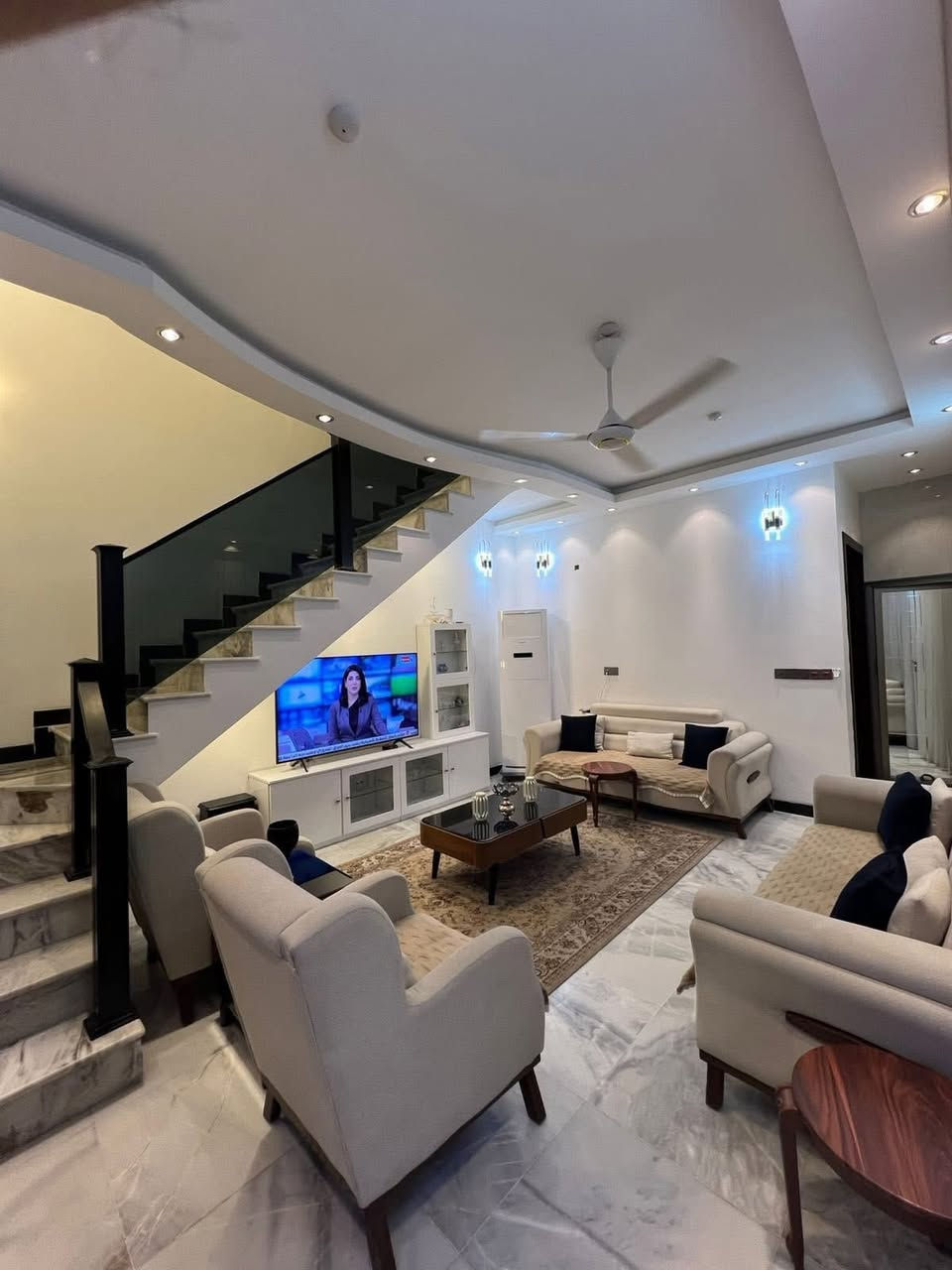 دار للبيع Vip Vip Vip السعر 450 وبي مجال
114متر علئ +تشجير  ضمن الدار 120م علئ شارع 60متر العام 

 بغداد الكرخ  بحي الجهاد المخابرات علئ شارع 60 مربع 300😍😍قرب جامع محمد رسول الله 

للبيع114واجهه  5.75 نزال 20متر 

تسليم مفتاح &جاهز للسكن 🏚️🏚️🏚️

بناء حديث 2024 🏚️🏚️🏚️

يحتوي على ثلاث غرف نوم ماستر دريسنج روم 

3غرف  نوم + 3صحيات + مطبخ حار + مطبخ بارد + شلال داخلي + حولي داخلي كبير + استقبال + مداخل عدد 2 

البيت بي تفاصيل أخرى غير مذكورة 

للأستفسار : *********** &واتساب
