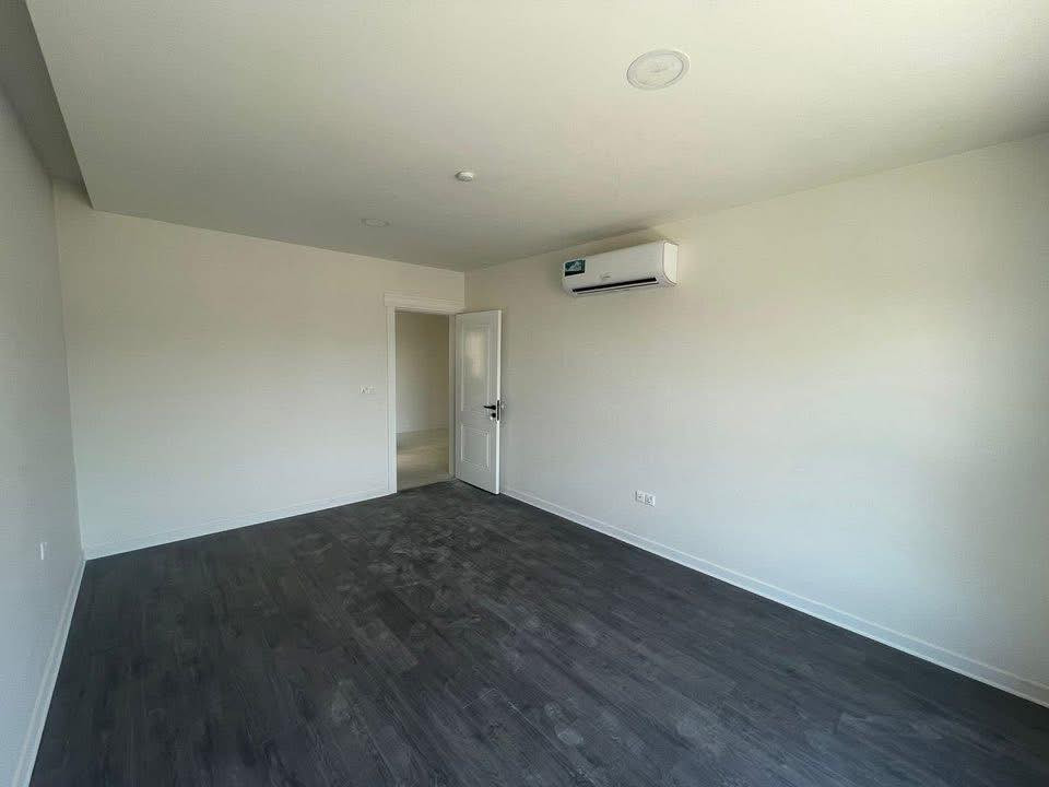 شقة للبيع في مجمع الروان  السكني 

إطلالة خارجية ع مطار 
بناية  r5
السعر. الكلي 345 مليون 
واصل 150 فقط  
   والكتبقي عله شكل دفعات كل 3 اشهر دفعه 
***********
