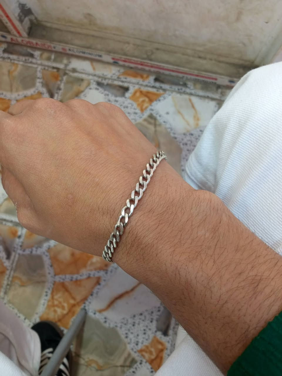 سلام عليكم سوارين وزنجيل فضه وزنهن كلهن 21.80 السعر 75 الف يوجد توصيل متواجد واتساب ***********
