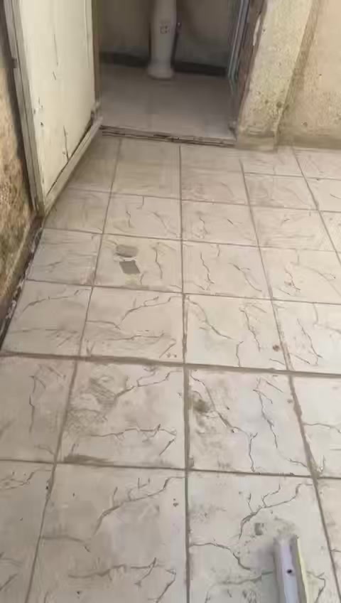 سلام عليكم  بيت اليجار مساحه 200 متر طابق ثاني معزول من بره بابه بوحد  نضيف كلش تعمير جديد مكان البيت حي العامل سوق المكاصيص ممتواجد عل فيس رقم ***********
