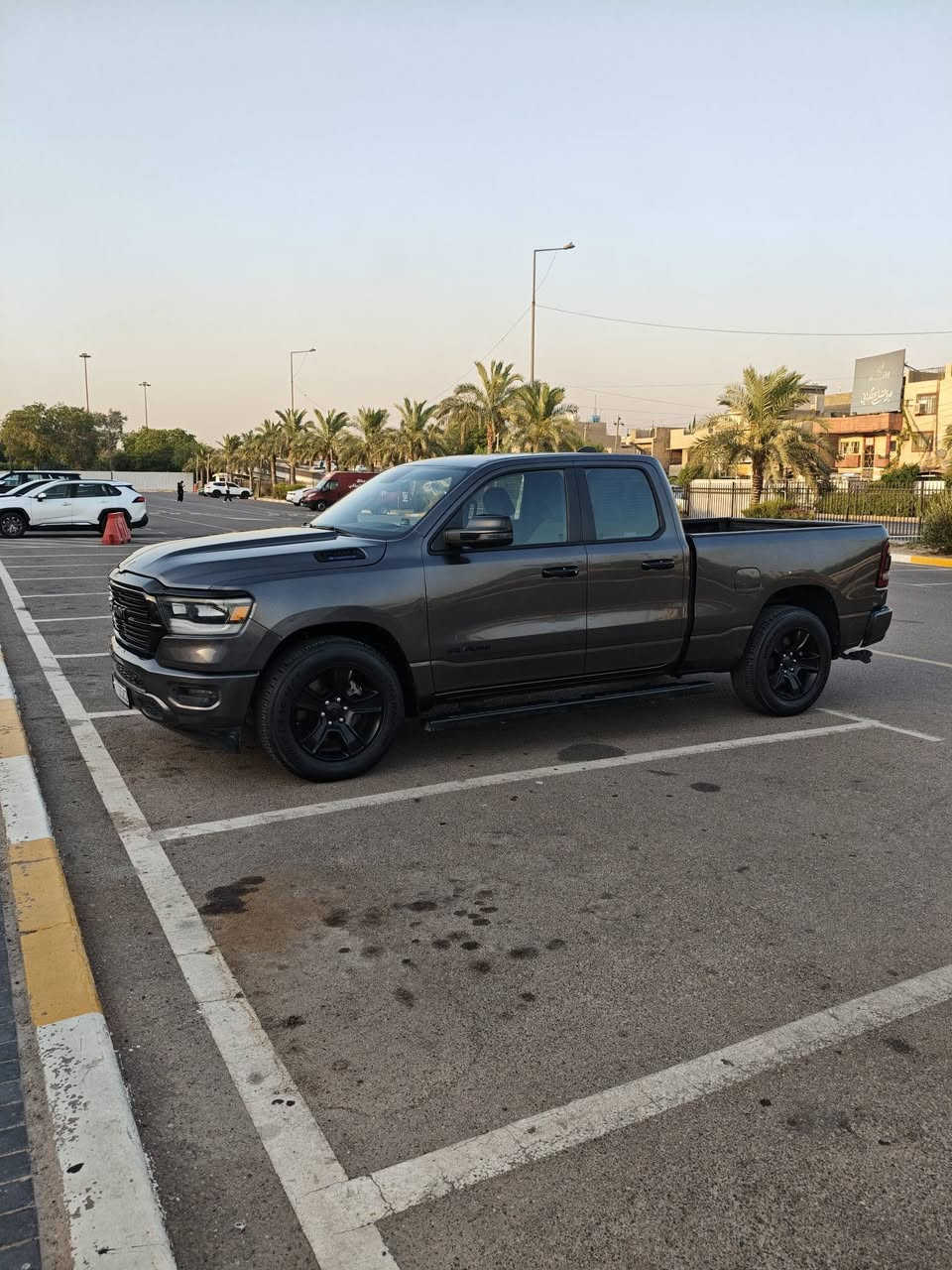 ماكو رام بهذا الموديل والموصفات بهيج سعر
RAM 1500 LONE STAR 2023 | رام لون ستار

الممشى: 46 ألف ميل فقط

المحرك: 6 سلندر ايتورك 3.6 (الاقتصادي)

البدي: طويل باب قصير 

🎩 المواصفات المميزة:

• لون خارجي Star Black الفخم

• مري شفط

• تشغيل عن بعد 🔑

• تدفئة مقاعد + تدفئة دركسون

• تعديل كهربائي لدواسات البنزين والبريك

• نظام توقف ذاتي + إطفاء المحرك لتقليل صرف الوقود

• نظام صوت الباين فاخر 22 سماعة + دمّام محيطي 🔊

• كشافات جانبية مع إضاءة ترحيب بالمرايا

• الجامّة الخلفية كهربائية

• شاشة كبيره (تيسلا) + حساسات أمامية وخلفية + كاميرا

• تبريد قطعتين

• ويل 20 تخم تاير جديد سنه 24

• لايتات + بك لايت لد

وبعد بيها هواي مواصفات

السيارة حادث بنيد مبدل ، الجاملغات بارد بشكل نظيف جداً. بدون شواصي

⚠️ ملاحظة: السيارة بيه حادث طفيف مسبق بامريكا وبيه صفحه رش وموجود تقرير carfax الحادث بتاريخ 2023

رقم بغداد باسمي

📍مكان السياره : بغداد

السعر /210 ورقه

فقط بيع ما اراوس 

☎️ ***********

💎 السيارة جداً، نظيفة من الداخل والخارج،
