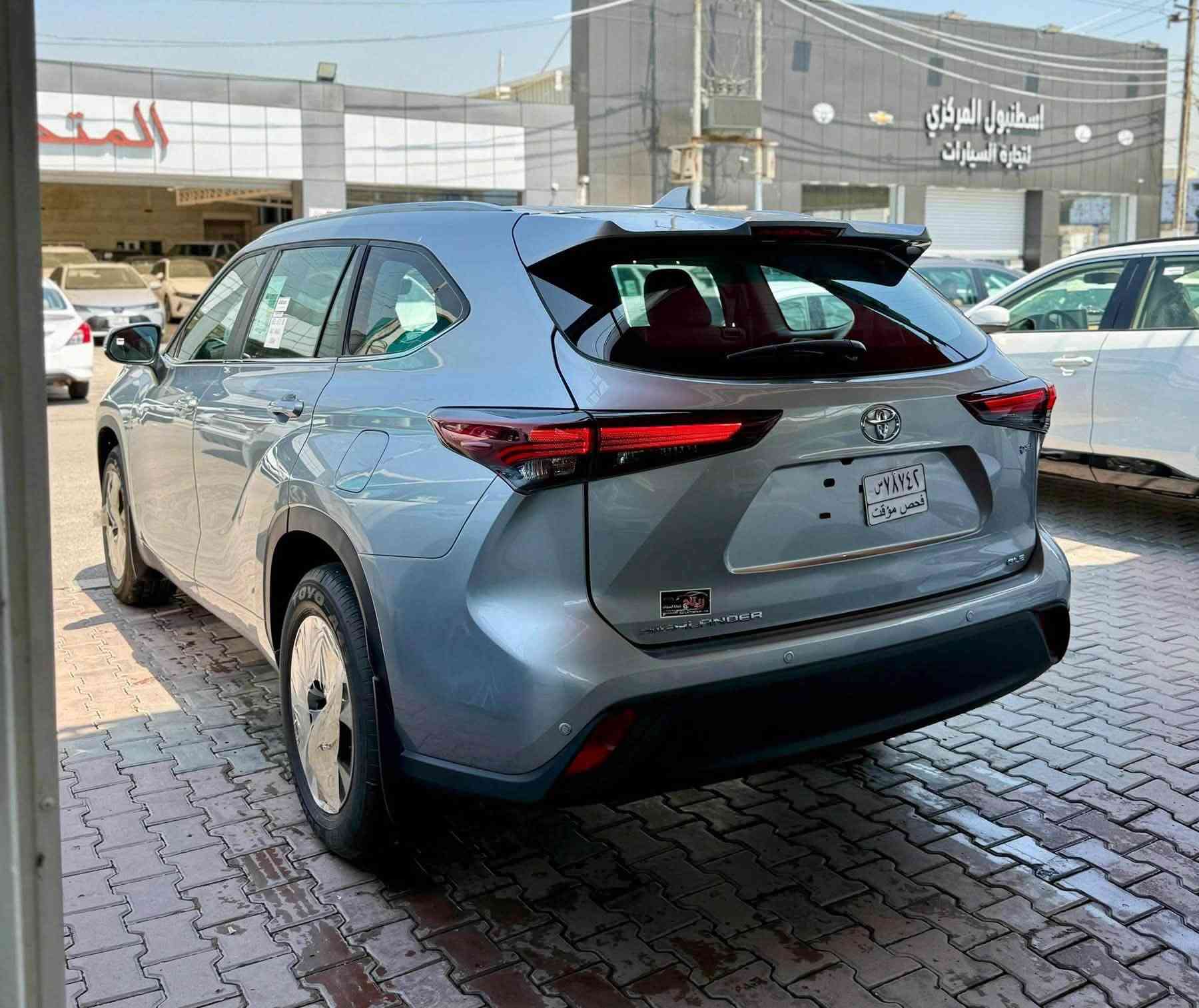 تويوتا هايلاندر GLE 2025 | زيرو كيلومتر
خليجي سعودي – عبد اللطيف جميل 

سيارة عائلية متكاملة تجمع بين الراحة، القوة، والتقنيات الحديثة ✨

المواصفات:
 • محرك 2500 هايبرد اقتصادي
 • نظام دفع رباعي AWD
 • فتحة سقف سلايد
 • باب خلفي كهرباء (صندوق)
 • رادار أمامي + مانع تصادم + تحديد مسار
 • جنوط 18 إنش
 • مقعد السائق كهرباء
 • شاحن موبايل
 • برده خلفي في الأبواب
 • مرايا كهرباء
 • عدادات ديجيتال
 • شاشة وسطية مع كاميرا خلفية
 • باقي المواصفات معروفة من تويوتا ✔️

 علق برقم 1 يصلك الرد التلقائي 📮

  متوفر مثبت لوحات جاهز ✅

📍 العنوان: بغداد – معارض البياع / الشارع الرئيسي

📞 للتواصل:
***********📲
***********📲
***********📲
*********** 📲
