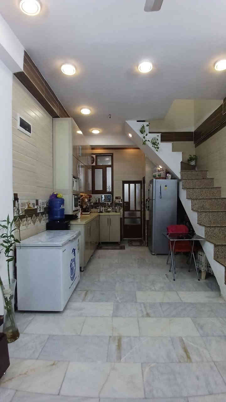 السلام عليكم مشتمل للبيع مساحه 50 متر واقع حال 30  واجه 4الاربع نزال 8 في منطقه اليرموك الاربع شوارع محله ٦١٨ داخل قيصريه 
يحتوي  الطابق الارضي على صاله ومطبخ مفتوح على بعض يمكن قطعه بجدار وخدمات ومنور  
والطابق الاول يحتوي على غرفه نوم قياس 3ونص *5 ومساحه درج وخدماته  
الطابق الثاني يحتوي على غرفه نوم نفس قياسات الاولى  وبيتونه ومساحه صغير سطح 
علمآ المنطقه نظام خصخصه كهرباء وطني 24 ساعه
هذي  بعض الصور عن الدار  للاستفسار الاتصال على الرقم *********** متوفر واتساب
