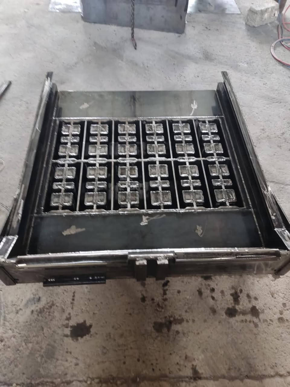 بسم الله وعلى بركة الله تعالى
حداده لتصنيع القوالب بكافه القياسات وحسب الطلب كركوك الحي الصناعي مع تجفيت الكابسات وملحقات معمل بلوك ***********
