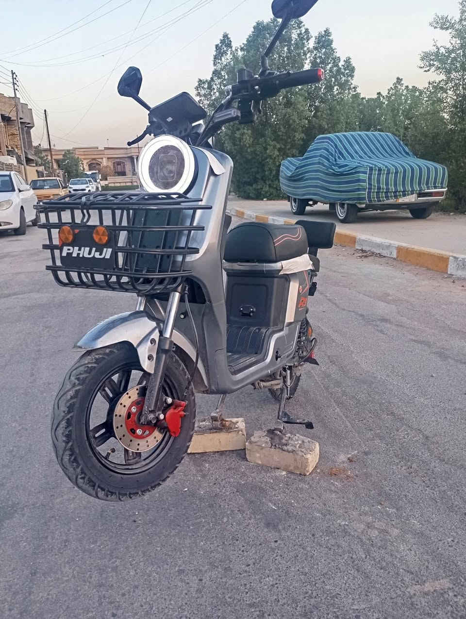 عندي دراجة شحن R9للبيع
المواصفات 
1. 5بطاريات حجم الكبير 
2. دسك امامي خلفي 
3. نضام السرقة 
4. نضامR البك 
5. تتكون من بصمة 2  وكرت 2 و اسويچ 2
العنوان بغداد البلديات 
الرقم ***********
السعر  325وبيهة مجال قليل
