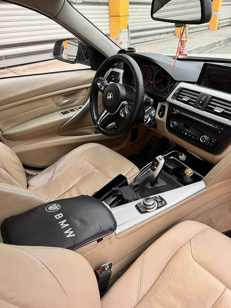 بي ام F30 ابيض
موديل 2013 - N20 محرك 4 سلندر توين تيربو
هلال جاملغ امامي و هلال جاملغ خلفي صبغ فقط
مواصفات :
تبريد قطعتين 
حساسات خلفيه 
كاميرا دواره
بصمه تشغيل
اربعه انضمه قيادة 
سبورت 
كونفورت
ايكو
نورمال
كير HP8 8 نمر
بانوراما
حساس مساحات
لايت داينمك
زينون بلادي
تخم تاير جديد 
عليها ادامه كامله
رقم دهوك مميز 
السعر : 168$
 للتواصل : ***********
