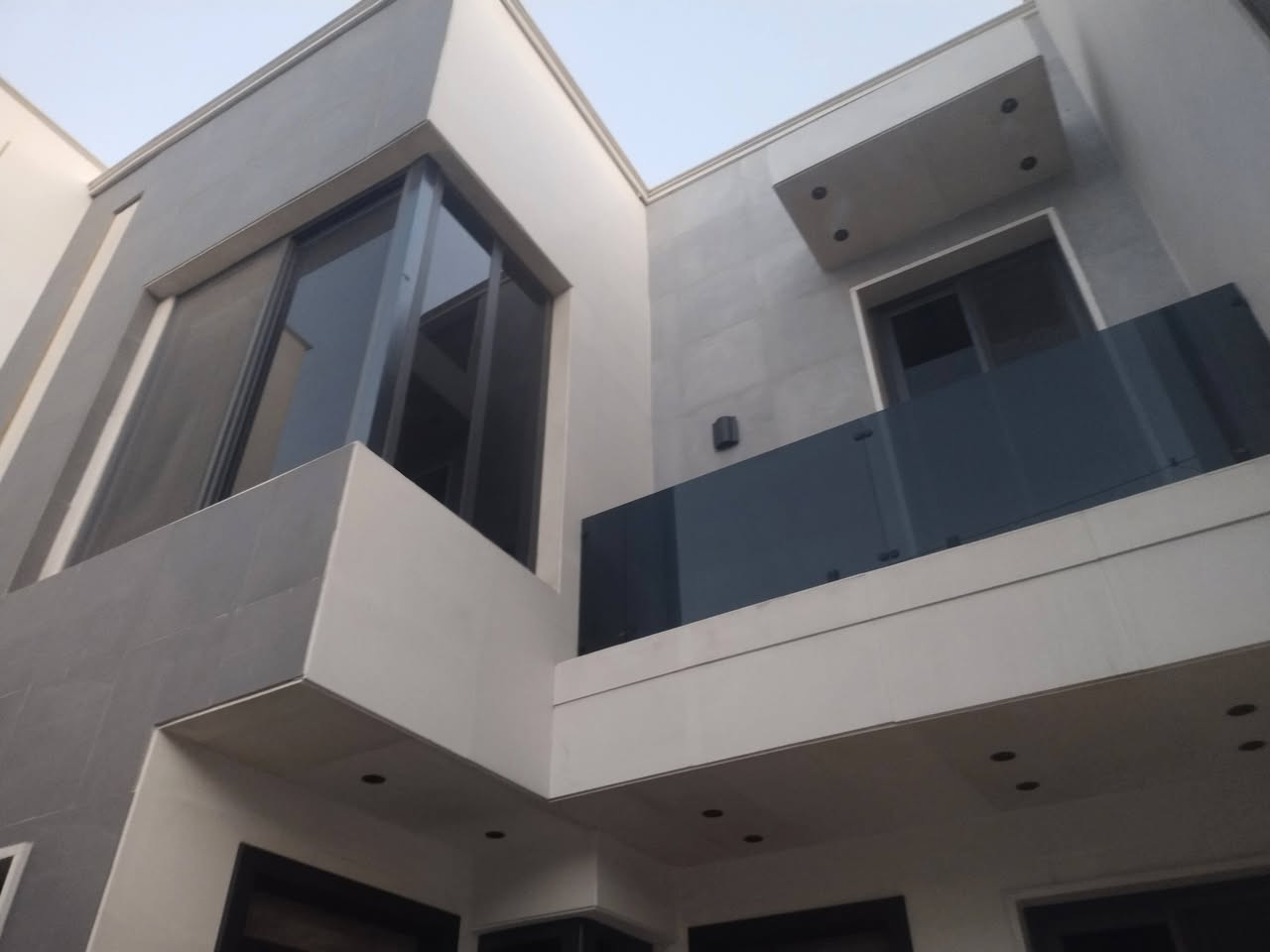 للبيع/
دار حديث 150م واجهة 7.50م 
مودرن 4 نوم بناء 2025 واجهة بورسلين وارضيات مرمر يحتوي على صالة ومطبخ حار بارد وهول حولي وحمامات عدد 4 وكراج سيارة 
الموقع/
ضباط السيدية قريب على الشارع التجاري وشارع الكويتي ش 12 م
للاستفسار
*********** واتس اب
غير متواجد على الفيس
