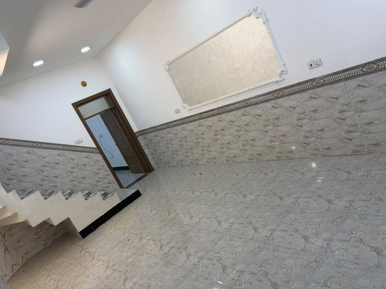 بيت للايجار في منطقة ال٢١ نهاية شارع بيوت البرديني مشتمل بناء جديد السعر ٣٠٠ الف ***********
