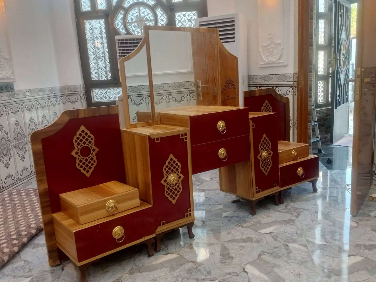 ميز مراية تركي مناسب للبيع
***********
