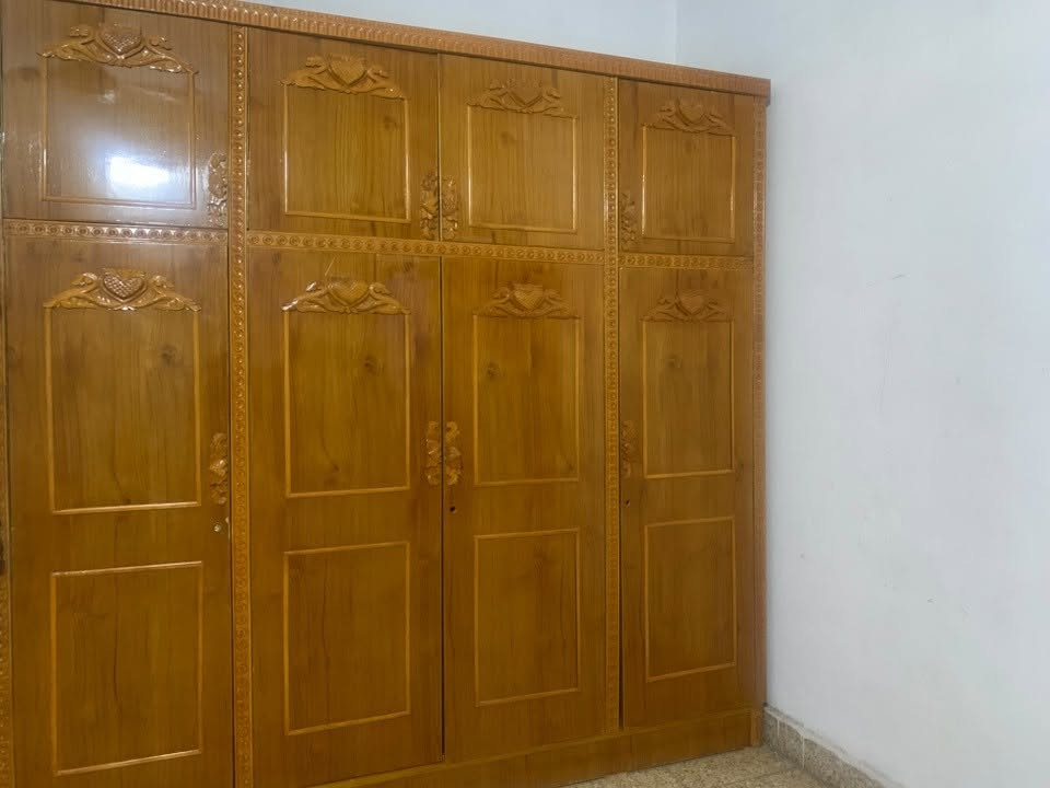 قنصور اخو الجديد بس يحتاجلو اقفاله سعر 250 للتواصل ***********
