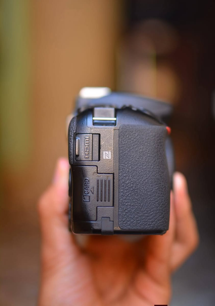 كاميرا نيكون Nikon D5600 للبيع 📸
نظافة الكاميرا 99%
من أقوى الكاميرات اللي يرغبها المصورين
جودة عالية جداً وأداء قوي كلش كاميرا اعتمادية بالتصوير.
الحالة:
شبه جديدة  نظافة 100% ✨
الملحقات:
عدسة 18-55 VR
🔋 بطاريات أصلية
🔌 شاحن أصلي
🔌 كيبل شحن

🚚 توصيل لكل المحافظات
🛡 ضمان على الفحص
للحجز أو الاستفسار راسلنا على الخاص


**إذا كنت صاحب هذا الإعلان وتريد حذفه لأي سبب، رجاءا أرسل رسالة إلى الدعم الفني**