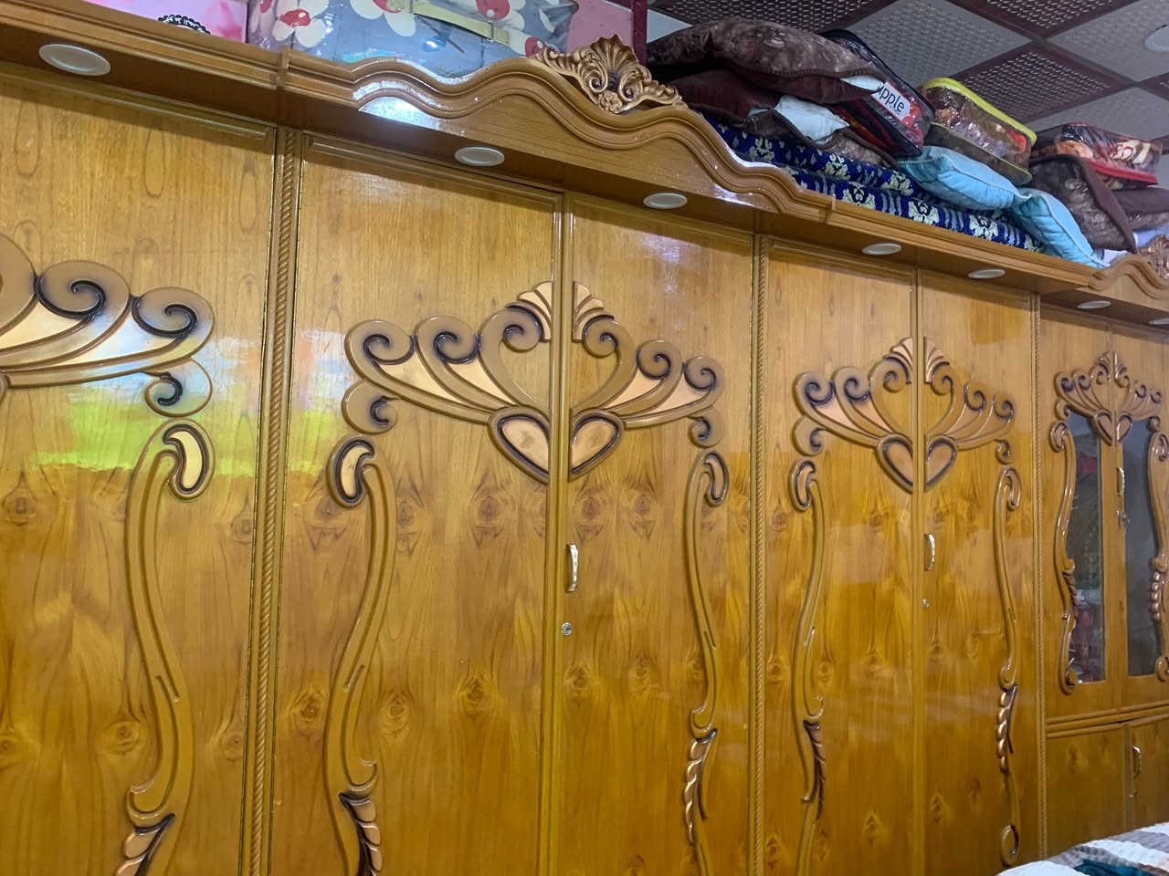 غرفة أخشاب جديده للبيع بسعر 1800 وبيها مجال مو سوكي تسكام فرعوني الله يشهد خشب درجى أولى مكاني نجف كوفة رقمي ***********
