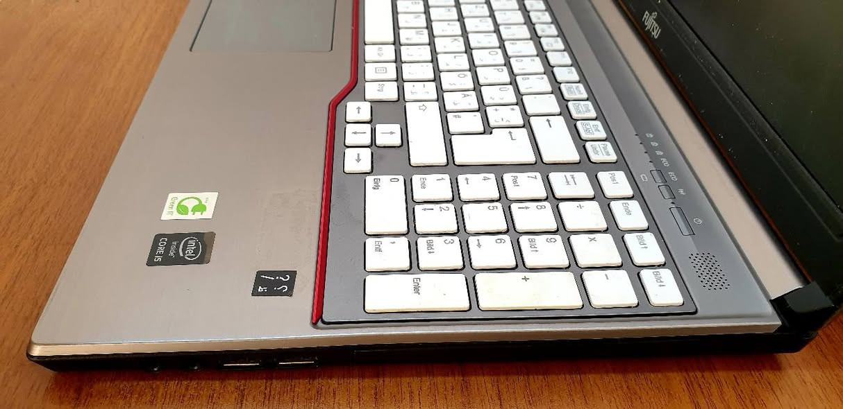 Fujitsu core i5 الجيل الرابع 
الرام 6G الهارد 120ssd حجم الشاشة 15.6 
البطارية ممتازة مناسبة للمكاتب والدراسة 
السعر 150 الف المكان بعقوبة


**إذا كنت صاحب هذا الإعلان وتريد حذفه لأي سبب، رجاءا أرسل رسالة إلى الدعم الفني**