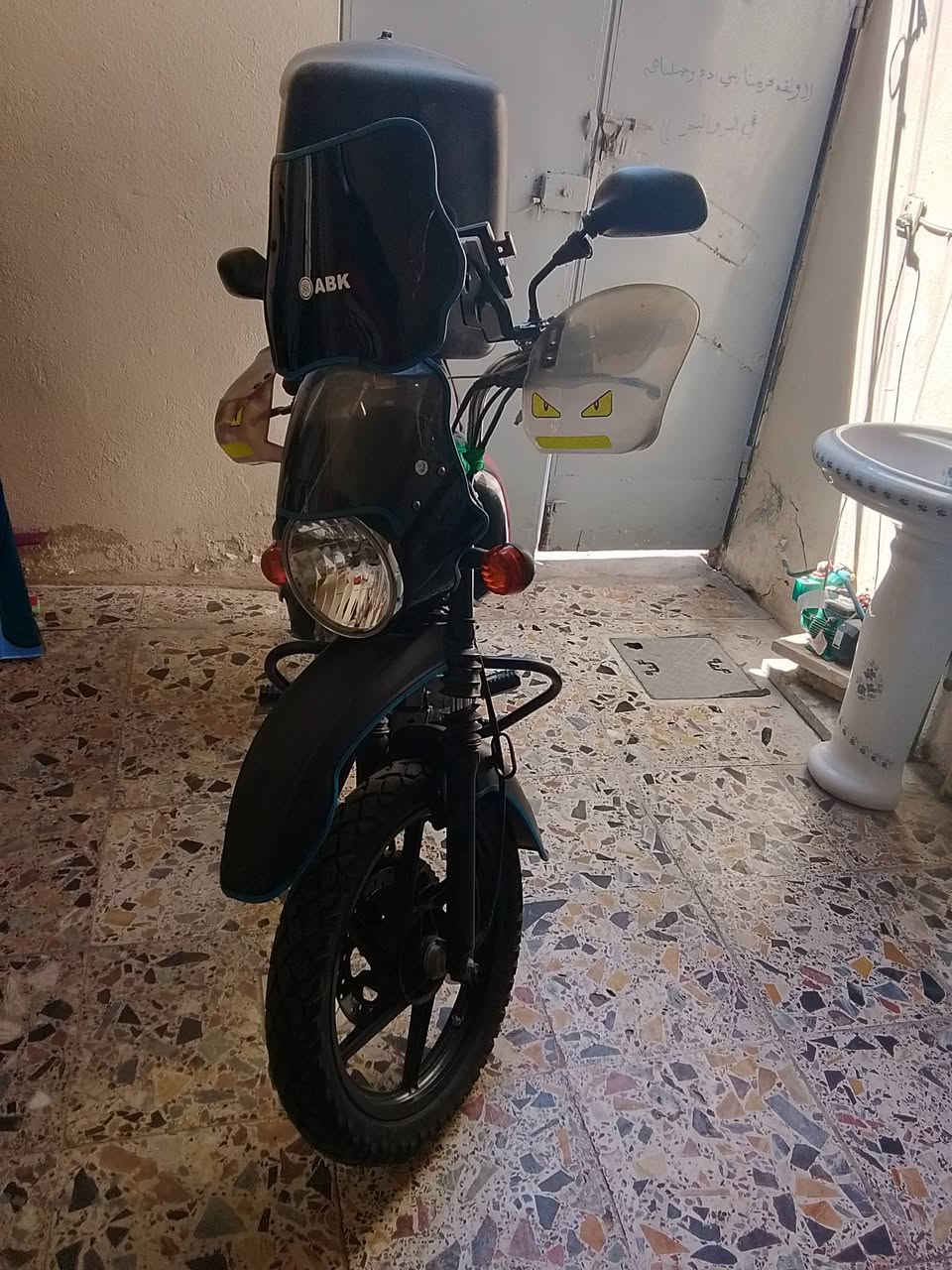 دراجه بوكسر للبيع موديل 2023 رقم وسنويه باسمي رقم انكليزي مكفوله مكينه وشاصي العنوان بغداد السعر مليونين واربعميه وبيهة مجال ***********

