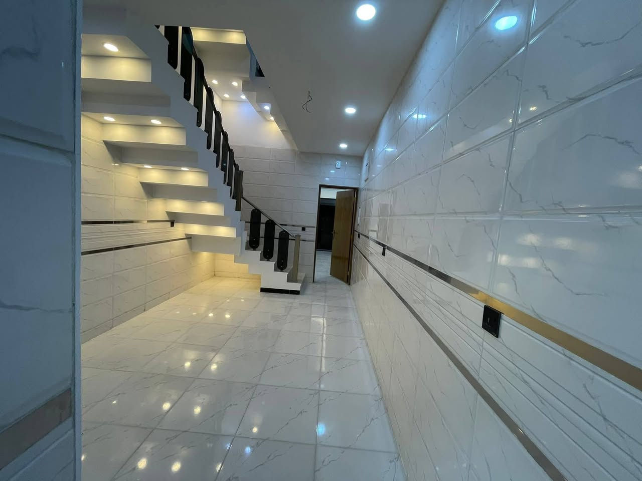 يا الله
مشتمل للبيع تم انجازه من طراز الدرجة الاولى
في منطقة الشعب حي التجار الثانية
المساحة ٨٠ متر
واجه ٤ متر
نزال ٢٠ متر
يحتوي على ٣ غرف نوم / خدمات ٣/ صالة خطار ومطبخ ومنور 
للاستفسار/ مكتب الحضارة للوساطة العقارية
***********
