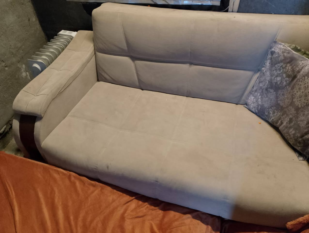 تخم تركي سرير نظافه 90% اسره ثلاث كراسي
***********
