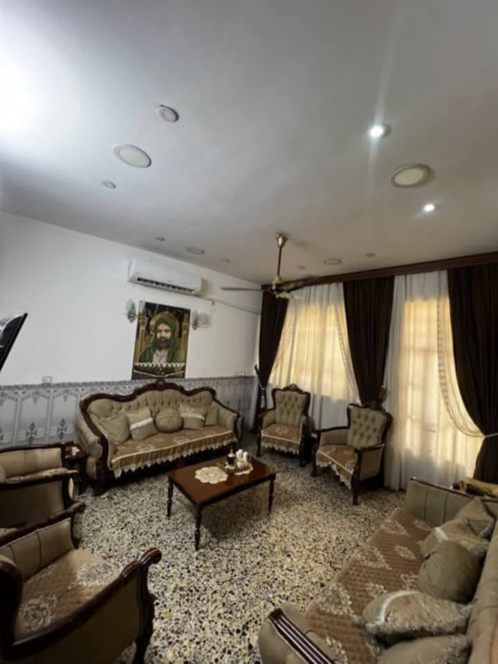 السلام عليكم 
دار للبيع في قضاء الحسينية بالقرب من السوق الكبير خلف مرطبات العذراء الدار مُلك صرف مساحة الدار 120 متر نزل 20م واجها 6م طابقين 
بناء حديث مؤسس من 3 خطوط ماء و 3خطوط كهرباء والبناء رفت و كاشي وسيراميك درجة اولى والدرج صب مغلف مرمر وارتفاع الطابق الاول 3.20م صافي والثاني 3م
مساحة الكراج 6*5 يحتوي على حديقه صغيره 
الطابق الاول:
 مدخلين للاسقبال والصاله
مكون من استقبال مسحاتها 4.30*4.20 م 
صاله للجلوس مع مطبخ بارد
غرفه مساحتها 4.25*4.25
وحمام داخلي + تواليت خارجي 
و مطبخ حار 
الطابق الثاني:
غرفة مساحة 6*4.20
وغرفه ثانية مساحة 4.25*4.25
وحمام 
طابق الثالث:
مخزن 
وسطح امامي وخلفي شتايكر 
للاستفسار الاتصال على الرقم *********** او واتساب
