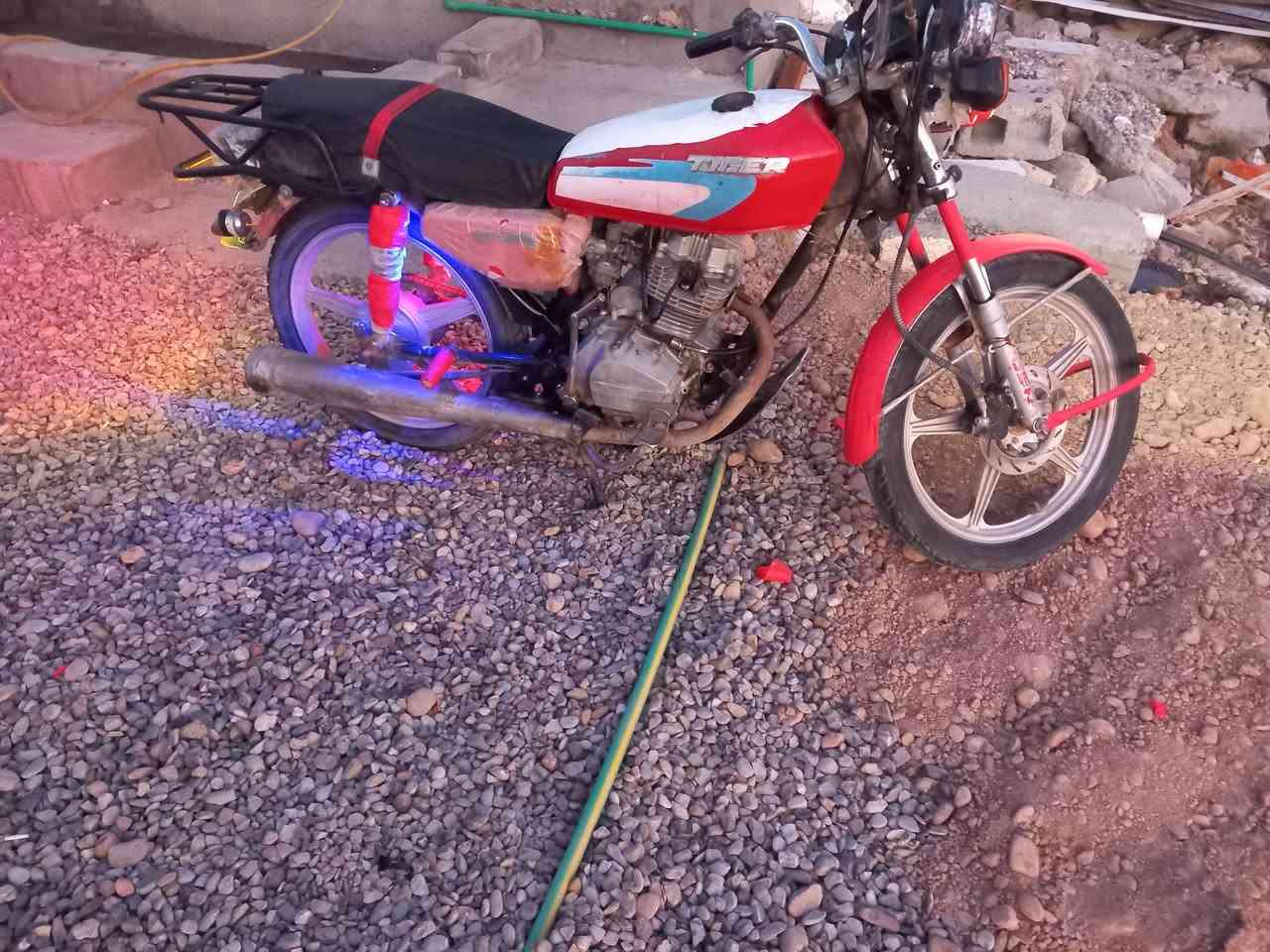 سلام عليكم دراجه البيع  فول ومكفول محركه خير من الله  كهرباءيات كامله شغاله نكرت سلف. سعر 330 وبيها مجال البكان شهربان الوجهيه  مكلف بل نشر رقم صاحبها ***********اوراق كامله
