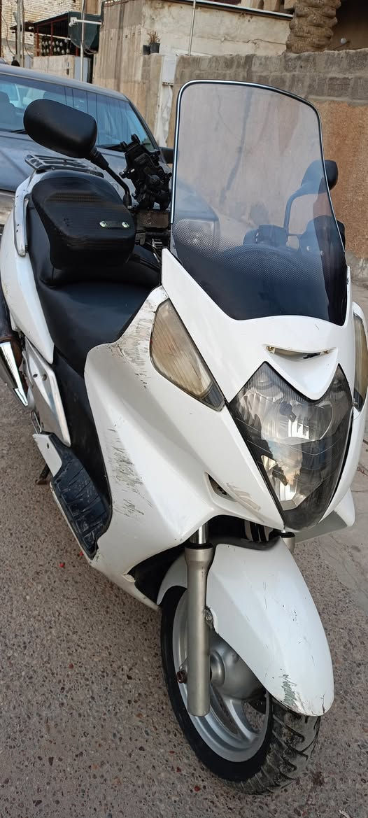 السلام عليكم من رخصة مديرالكروب هونداسلفرالدراجه خيرمن الله محرك وكير وكهربائياء كله نضيف والمحرك ممفتوح وكلجات ممفتوحات بس الكفرات يرادله ترتيب وبيه اوراق السعر 1,300,000  هاتف ***********
