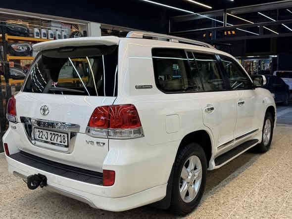 السلام عليكم ورحمة الله وبركاته 
لاندكروز 
VXR-5.7 ستينية 
السيارة موديل 2011 
ماشية 108 
فول مواصفات 1/1 
وكالة السيارة اخت الزيرو 
الجاملغ الامامي الايسر بي شوية بارد 
الدعامية الخلفية جهه اليمنة بيهه صبغ 
الهلال الخلفي بي صبغ وملاون ويا الباب الخلفي تحت اليدة شي بسيط جدا 
غير هذا الكلام السيارة على وضع الشركة وحتى صيانتها بالشركة 
داخل وخارج السيارة جديدة مو نضيفة وانما جديدة وممكن اجدد لاندكروز في بغداد 
رقم شمالي بسمي سيارة على ايدنة من الوكالة 
العنوان بغداد المنصور 
*********** 
السعر ٤ شدات  و١٠ اوراق 
السعر 410$ 
ورجاءا اللي ميعجبة السعر لايعلق 
لان السيارة جديدة بمعنى الكلمة والها جنايتها
