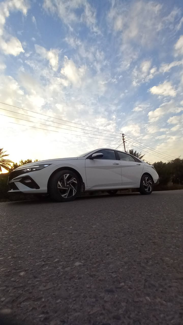 سلام عليكم النترا 24.
خليجي. فول مواصفات
بصمه 
فتحه
تحكم استيرن
مكينه 2000
ماشيه 45k
  سبير منازل
تايراتها مال شركه قبل كم يوم شادهن.( مضمومات)
كفاله
رقم بغداد
مكانها بكربلاء 
*********** 
***********.  سياره احله من اصور
