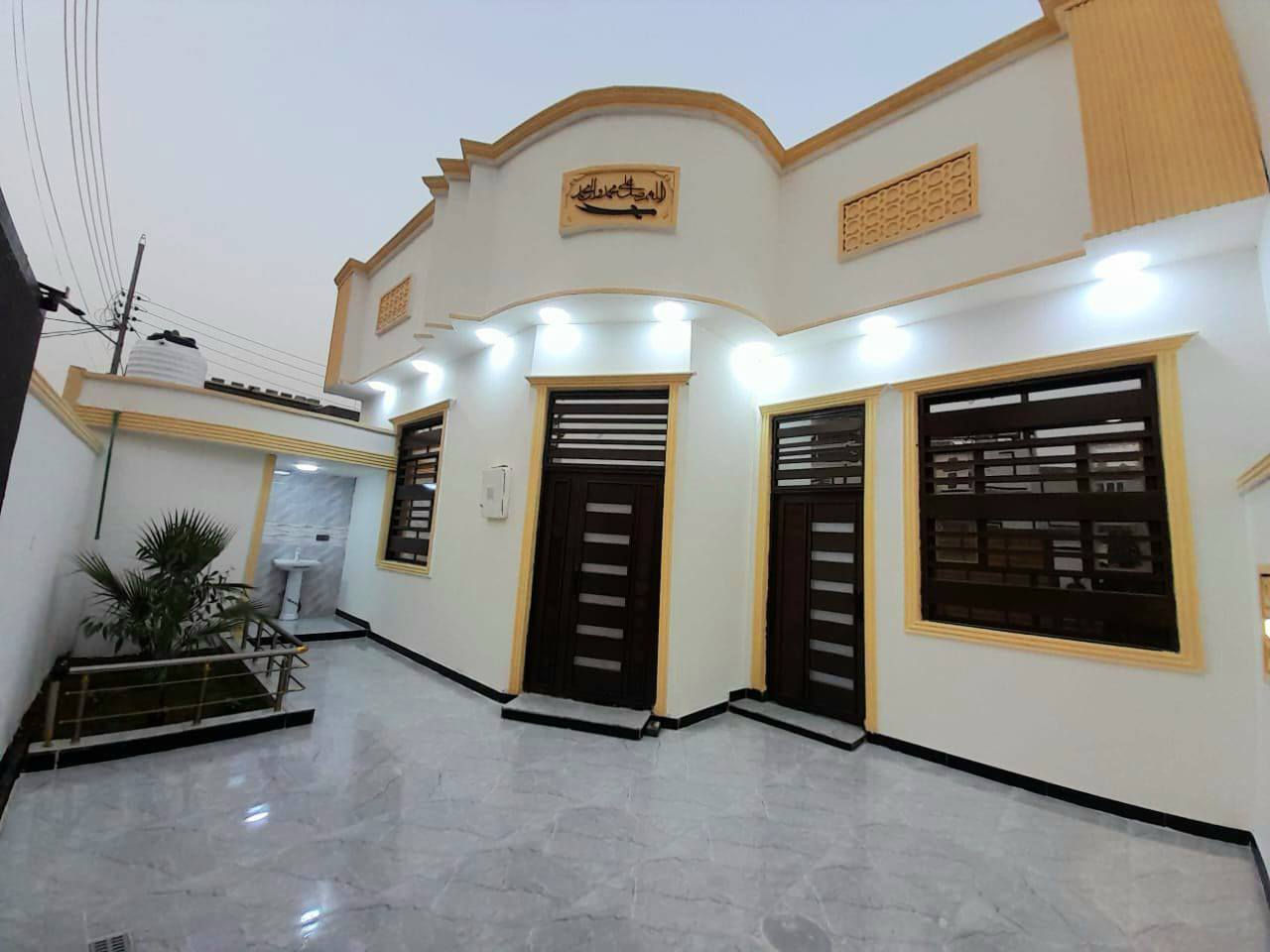 ***********
السلام عليكم واسعد الله اوقاتكم

يتوفر بيت للبيع  

#طابو ملك صرف زراعي عراقي وكاله ونسخه من الطابو  ولملاك موجود حي يرزق

مساحة البناء 200م

 

 بيت الركن 

يحتوي البيت على 

3 غرف  5×4

ديوان 8×4

مطبخ 5×4

هول 3×5

صاله 8×5

صحيات داخلي وخارجي

كراج سياره

وحديقه مرتبه 

 البيت بي مساحه ترك 

#البناءجديد 2026 درجه اولى وجاهز من كلشي  منطقه هدوئ ومتوفر بيها جميع  

 الخدمات ماء كهرباء مدارس قريبه مستوصف سوك كافة الخدمات متوفره

البيت فارق وجاهز للسكن 

البيت يقع على شارع 10م  اناره الشارع كله

#العنوان : بصره ابي الخصيب كوت ثويني ////   قريب على صيدلية كوت ثويني //

البيت يبعد عن الشارع كوت ثويني التبليط100م 

( السعر  133  وبي مجال )

***********
