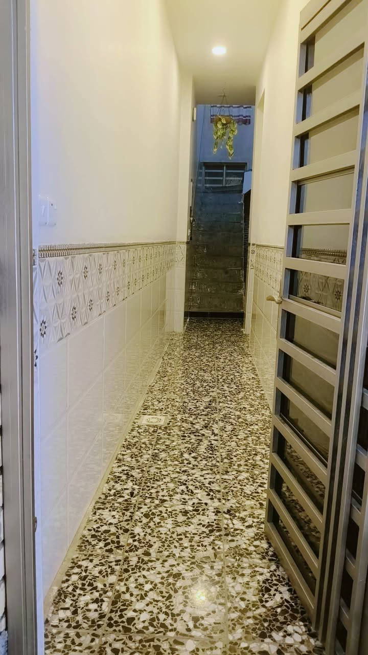 السلام عليكم دار للبيع المساحة 108 بناء جديد درجة اولى طابق واحد صب رفت عالي عن  40 سنتم متكون من  كراج متر  استقبال حمام خارجي صاله كبيرة مطبخ حار غرفة نوم ترك+حمام  داخلي استارة بيتونه..بيت امرتب كهربائيات مي كهرباء درجة اولى المنطقة فول خدمات البلديات خلف الصحفيين قرب مضيف السواعد اكثر تفاصيل ***********خابر وتدلل البيت كبل تسكن بيه
