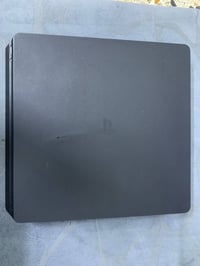 PS4 SLIM 1TB ONLINE المكان- بغداد/بلديات/شارع المصرف.  الجهاز نظيف جدآ...