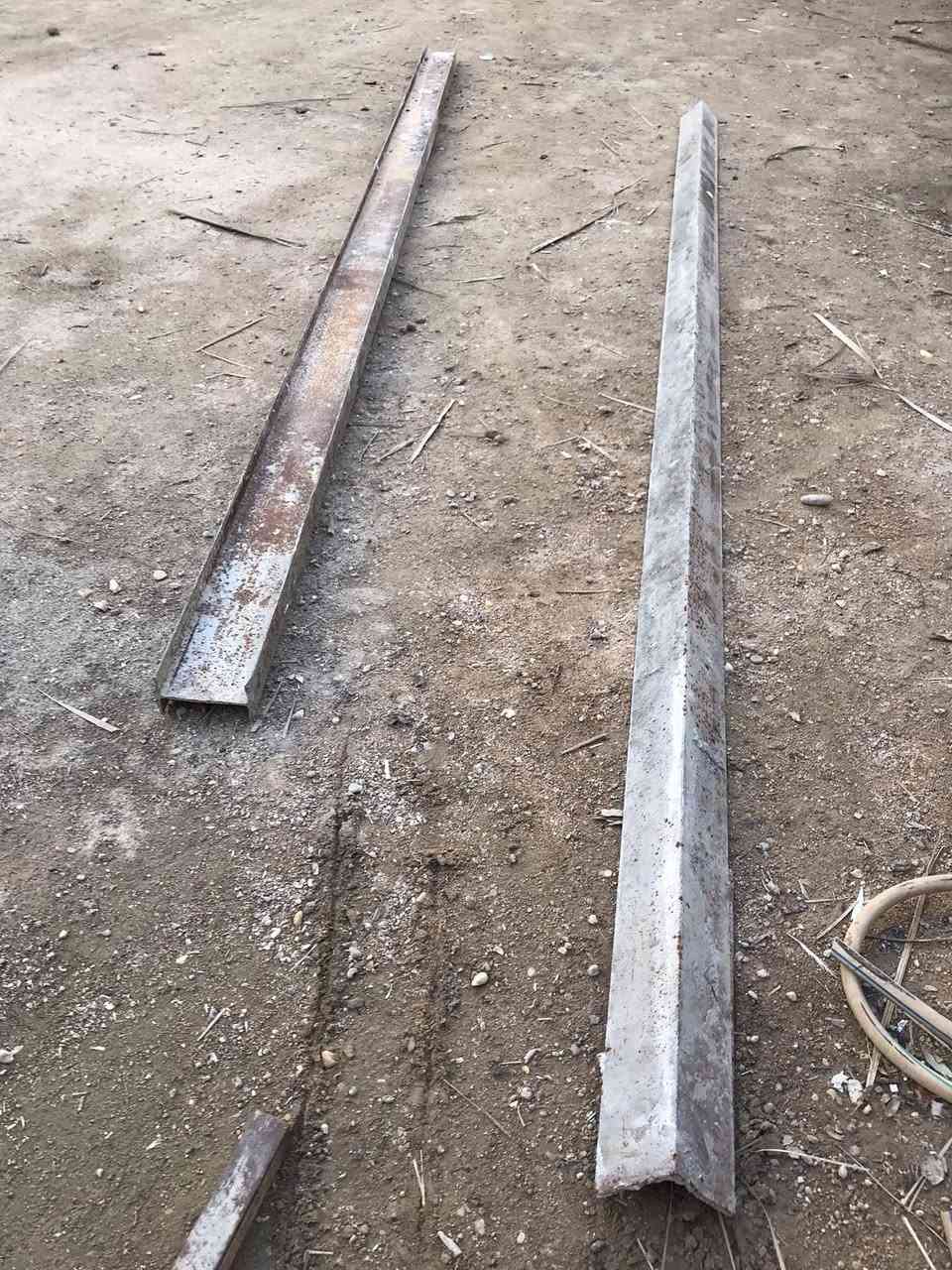 السلام عليكم  جنل حديد ثقيل 4ملم طول 4متر.             مع  زاوية 4متر 6ملم عدد 2ونص وحده زاويه                              مكان /الرمادي حصيبة الشرقية      هاتف /***********
