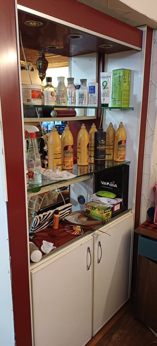 السلام عليكم غراض صالون للبيع الاستفسار الاتصال ***********
