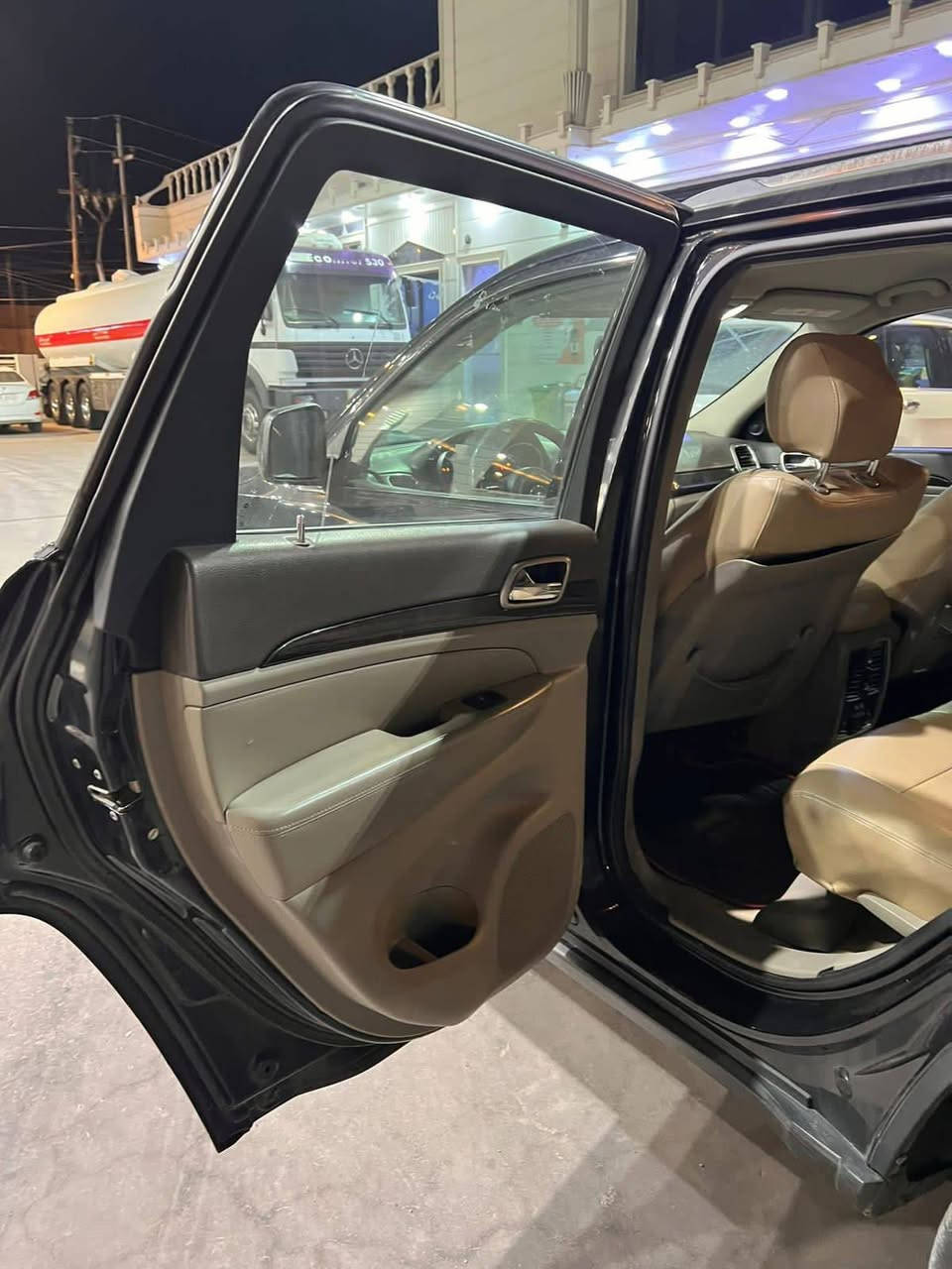 للبيع جيب لاريدو موديل ١١ رقم بغداد حادثها بنيد فقط وبيه شخوط ورشيتهن ٣قطع الباقي كفاله عامه تحويل ثاني يوم سنويه جديده مكينه كير حداديه تبريد مكان السياره ميسان لاتصال ***********السعر ١٤٤
