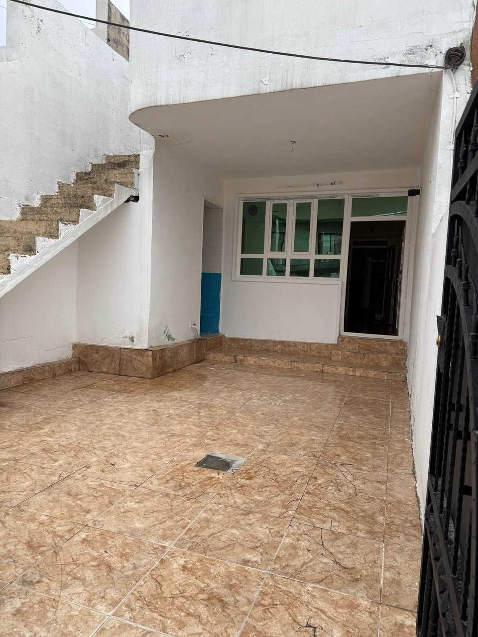 خانووی ١٠٠م یەک نهۆم و بەیتونە
مەلا ئۆمەر -کۆلانی سعید گاباری
نرخێکی زۆر گونجاو کە دوو دەفتەر و پەنجاو پێنج وەرەقەیە
مامەڵەی تێدایە

بيت 100 متر، طابق واحد وبايتونة
ملا ئومەر – زقاق سعيد گاباري
بسعر مناسب هواي، دفترین و55 ورقة
وقابل للتفاوض أربيل, العراق
