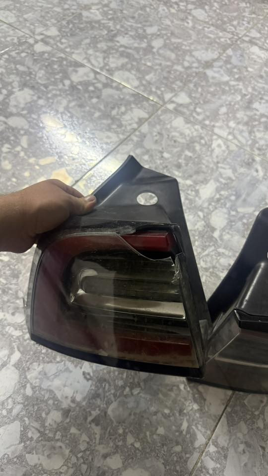 بك لايتات تسلا 3  موديل ٢٣
بيهن كسر بسيط  بالوجه بس شغالات ممكن تاخذ منهن كارتات او لد اذا محروك عندك 
او ظهر نظيف اذا مكسور عندك 
الي يفيدنه يتواصل واتس 
***********
