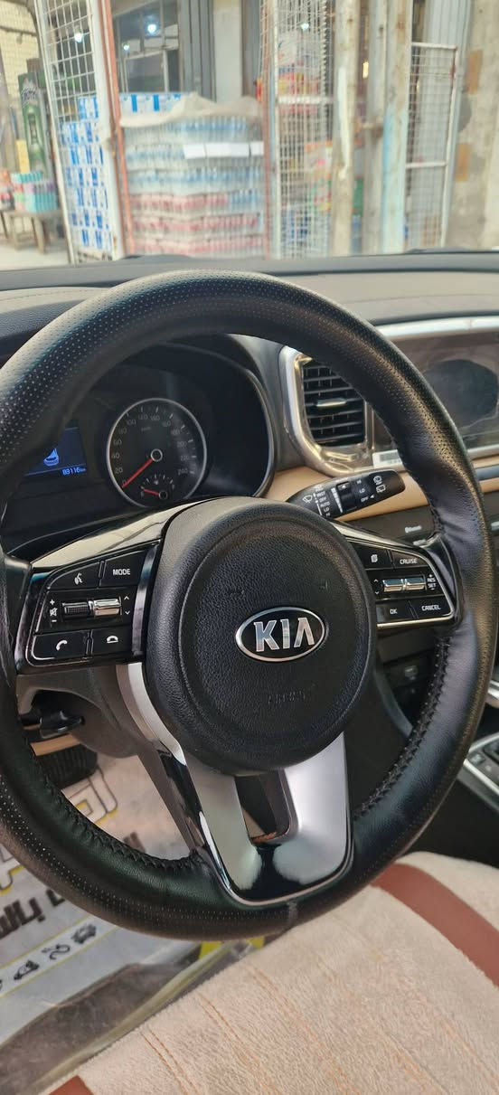 سياره للبيع كيا سيورتج خليجي ماشي  80 الف سياره فول واحد على واحد بس الباب الخلفي بي بارد بسيط موديل 2020 السعر 210 بي مجال الرقم ***********

