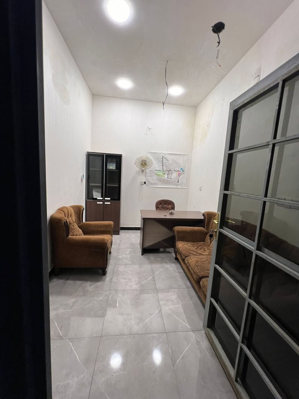 السلام عليكم بيت 60 متر تجاري على شارع الضغط الدوره حي دجله +تشجير يحتوي على محل +مشتملان منفصلان درج خارجي  بناء جديد تنازل شركه كل مشتمل غرفه صاله مطبخ وصحيات بيت كامل السعر 120 بي مجال بصيط 
 اخوان البيت تريد سكن تريد استثماره اقل شي بلشهر مليون و100 وكدام البيت الك 100 متر حديقه سند 25 
***********
