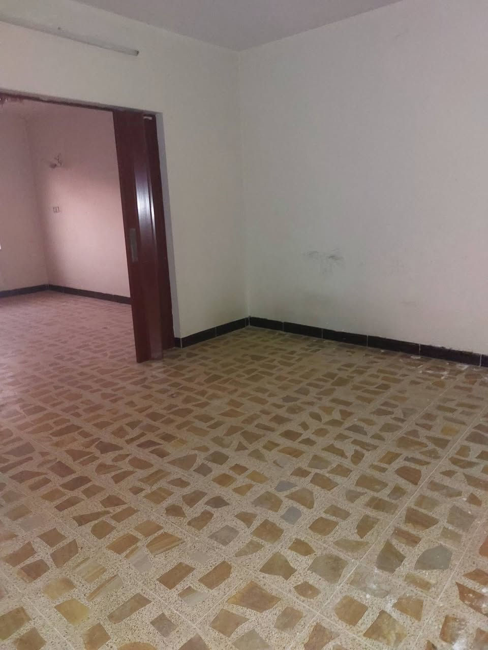 للبيع .
دار حي النور خلف ملعب كلاسيكو النور. 
المساحه ١٥٠ متر واجهة ٧.٥ متر والعمق ٢٠ متر .
بناء قديم صالح للسكن .
يحتوي على ٤ غرف نوم وهولين واستقبال مع باقي المشتملات. 
الدار فارغ وتسليم فوري ومكاتبه مع الشرعي مباشر. 
لمزيد من المعلومات والسعر الرجاء الاتصال على أرقام المكتب لطفا. 
***********
***********
***********
او مراجعة المكتب في حي النور بعد دورة زيناوه بأتجاة دانيه ماركت مقابل صيدليه الكوثر.
