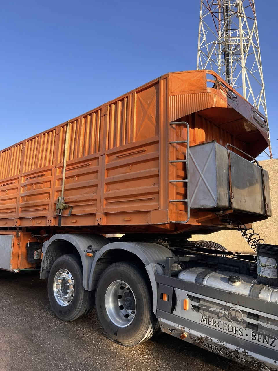 السلام عليكم عربانه حداديه شاصي 16 دناكير 14 طول 13 ارتفاع 180 تخم تاير فقط الجناب تعبانه ديالى خان بني سعد 
***********
